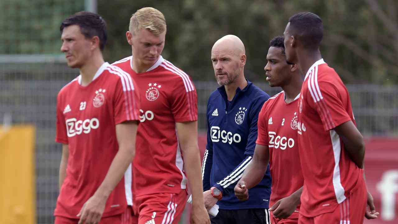 Erik ten Hag auf dem Trainingsplatz in Vorbereitung auf die Saison.