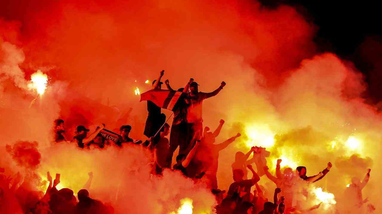 Auf den Tribünen der Johan Cruijff ArenA wurde jede Menge Feuerwerk gezündet.