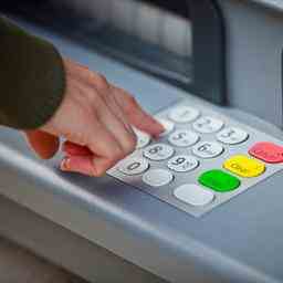 Banking bei uns guenstiger als beim Nachbarn aber mit weniger