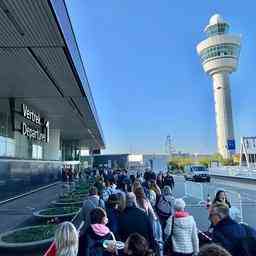 Die Menschenmassen auf Schiphol scheinen an diesem Wochenende aufgrund mehrerer