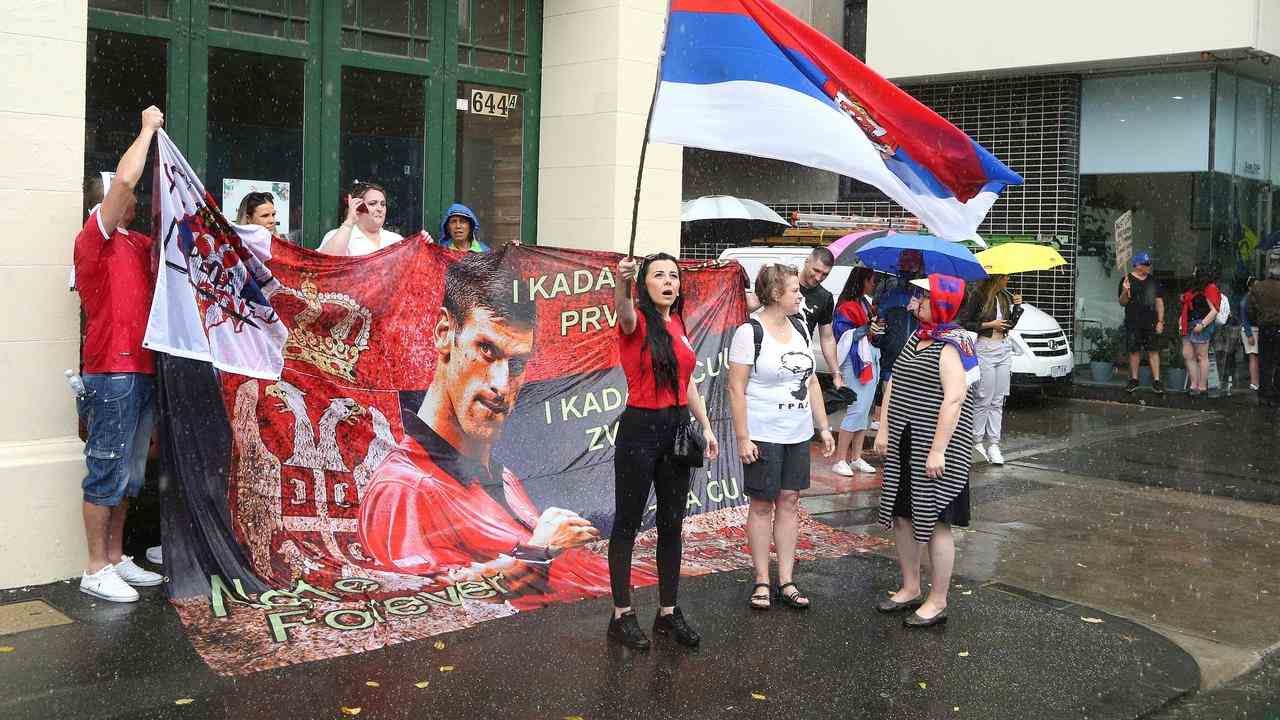 Novak Djokovic erhielt viel Unterstützung von serbischen Fans, die hier in seinem Quarantänehotel protestierten.