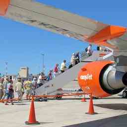 EasyJet entfernt Sitze aus Flugzeugen um mit weniger Besatzung fliegen