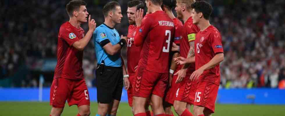 Erstmals Schiedsrichterinnen bei der WM Makkelie auch nach Katar