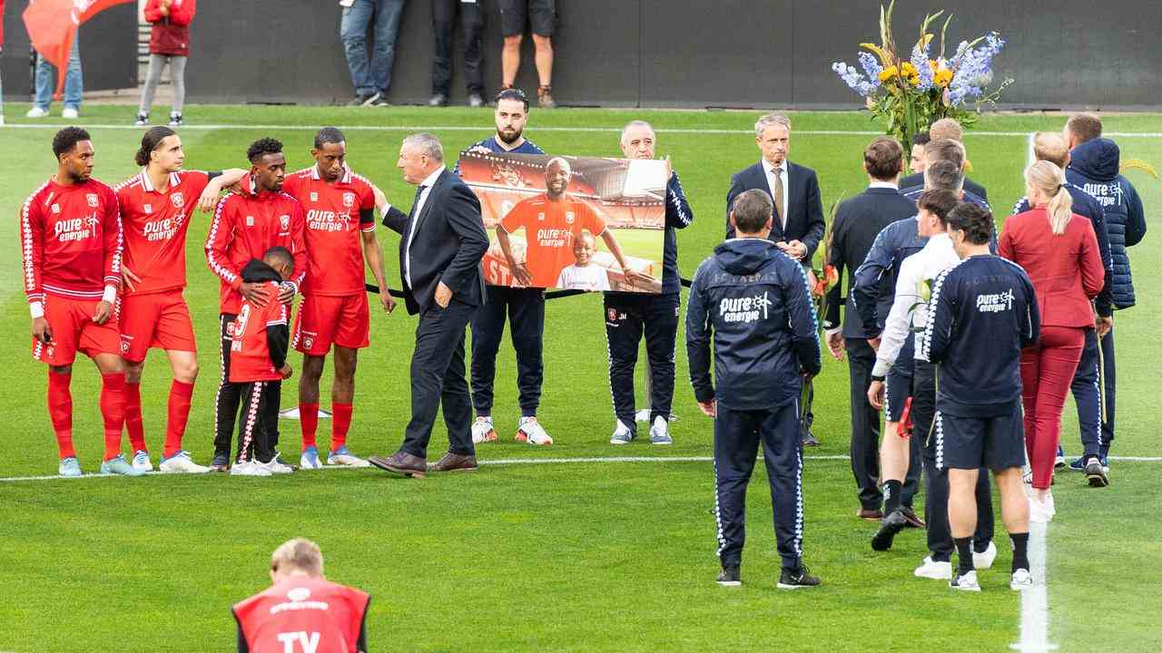 Dem Spiel in Enschede ging eine beeindruckende Hommage an Jody Lukoki voraus.