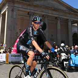 Favorit Bardet muss beim Giro krank aufgeben Arensman neuer Anfuehrer