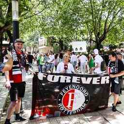 Feyenoord Fans bereit fuer das erste Finale seit 20 Jahren Alle