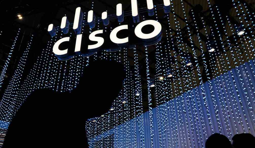 Ein beleuchtetes Logo über dem Stand von Cisco Systems Inc. am Eröffnungstag des MWC Barcelona am Veranstaltungsort Fira de Barcelona in Barcelona, ​​Spanien, am Montag, den 28. Februar 2022. Über 1.800 Aussteller und Besucher aus 183 Ländern werden an der jährlichen Veranstaltung teilnehmen Veranstaltung, die vom 28. Februar bis 3. März läuft. Fotograf: Angel Garcia/Bloomberg