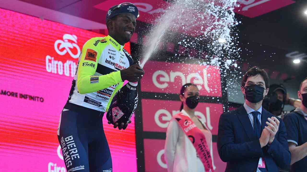 Mit schmalen Augen feierte Biniam Girmay seinen Etappensieg beim Giro d'Italia.