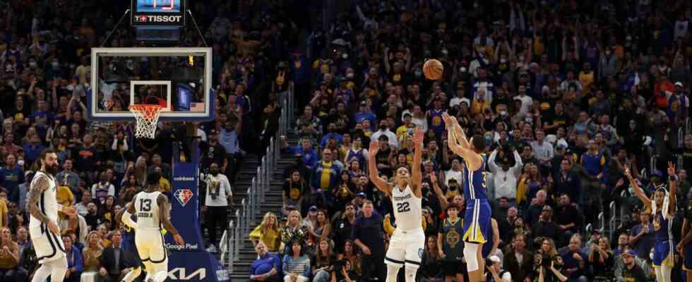 Golden State Warriors auf Kosten von Grizzlies zum Finale der