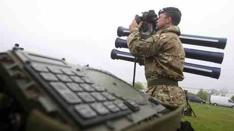 Grossbritannien verspricht der Ukraine mehr Militaerhilfe — World