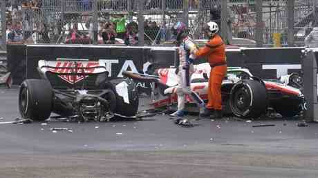 Horror Crash reisst Schumacher F1 Auto in zwei Haelften VIDEO — Sport