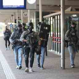 Leiden Centraal wegen verdaechtiger Situation im Zug evakuiert Verdaechtiger festgenommen