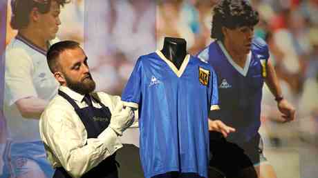 Maradonas legendaeres „Hand of God Trikot wird fuer einen Rekordpreis verkauft