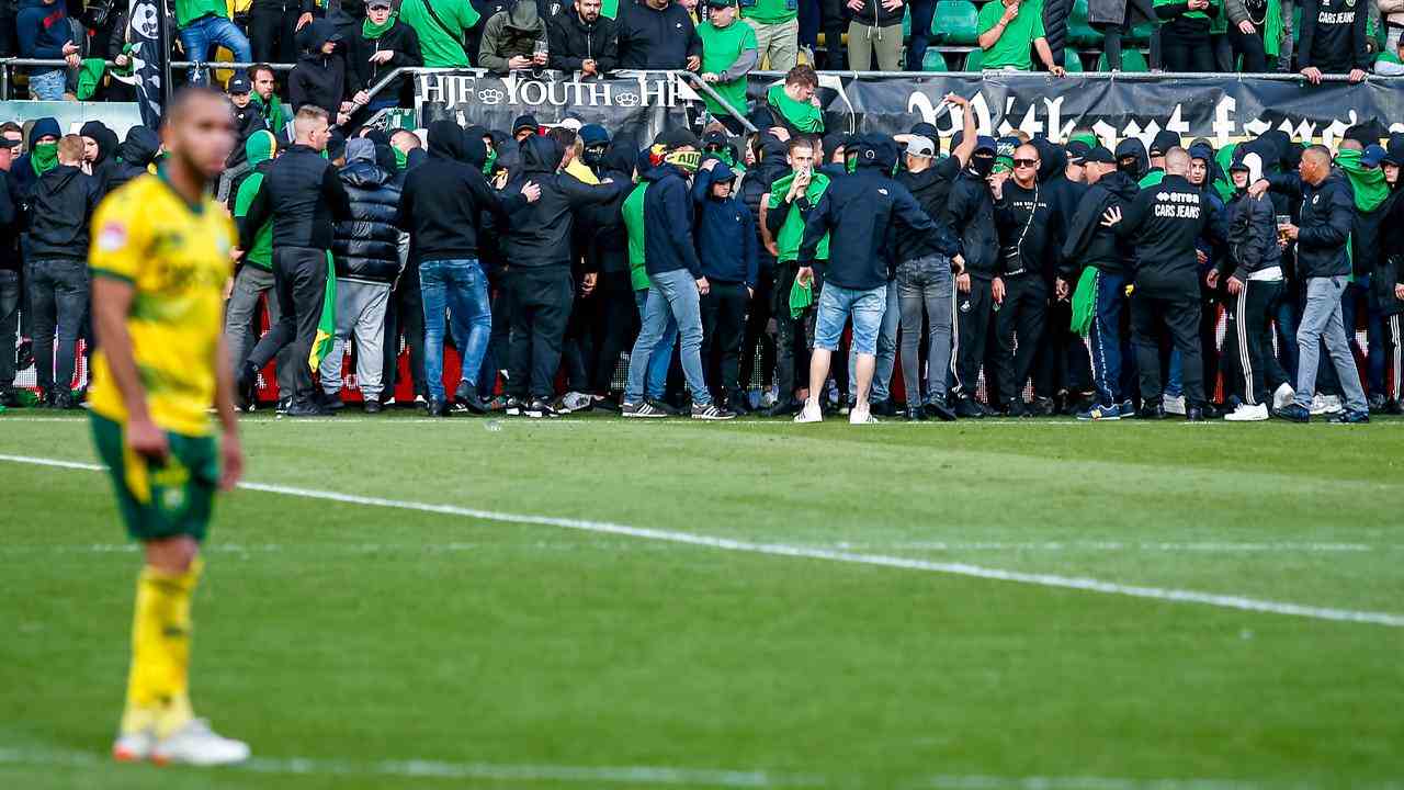 Viele ADO-Fans standen bereits während des Spiels an der Linie.