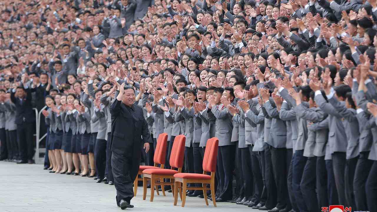 Die Ausbreitung des Coronavirus unter der ungeimpften Bevölkerung Nordkoreas hat sich möglicherweise während Massenversammlungen wie dieser Militärparade zum 90. Jahrestag der Koreanischen Revolutionären Volksarmee in Pjöngjang beschleunigt.