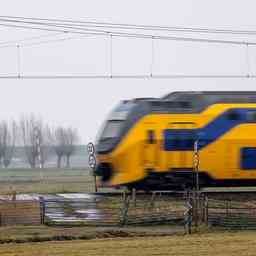 Objekt in der Oberleitung Weniger Zuege zwischen Breda und Den