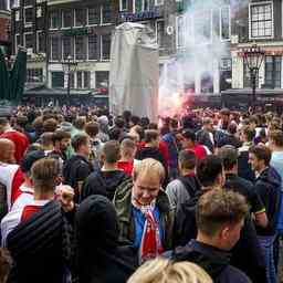 Partei Ajax Anhaenger am Leidseplein vorbei Gruppe bewegt sich in Richtung