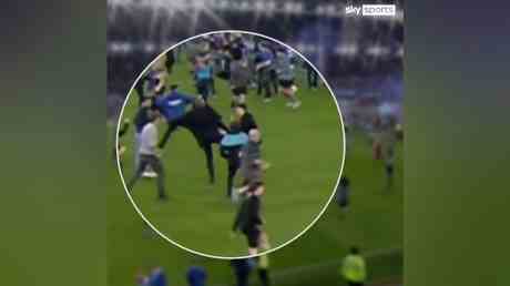 Premier League Legende bekaempft Fan in noch groesserer Schande ueber die Pitch Invasion