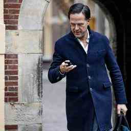 Rutte loeschte jahrelang SMS aus Platzgruenden auf alten Telefonen JETZT