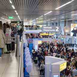 Schiphol will mit hoeheren Loehnen und zusaetzlichem Personal neues Chaos