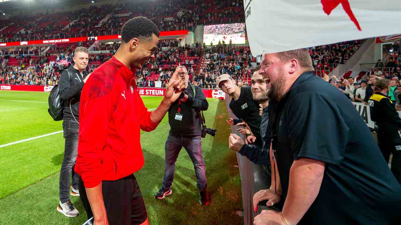 Cody Gakpo, der vielleicht sein letztes Heimspiel für den PSV bestritten hat, wurde von den Fans ins Rampenlicht gerückt.