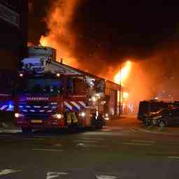 Sehr grosser Brand in Geschaeftsraeumen in Rijswijk Hotel evakuiert