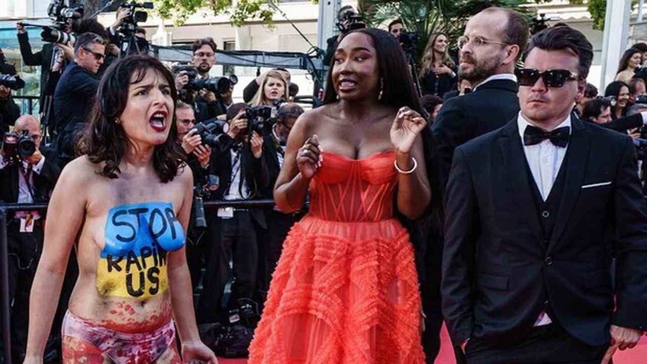 Eine Frau protestiert bei den Filmfestspielen in Cannes gegen sexuelle Gewalt an Frauen in der Ukraine.