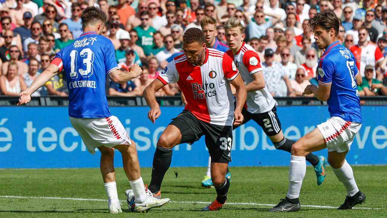 Cyriel Dessers im Duell mit Kik Pierie und Ricky van Wolfswinkel.