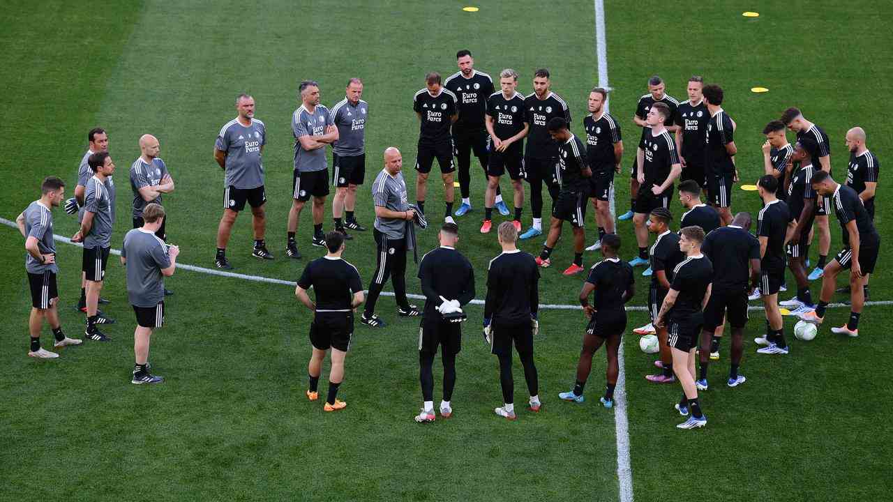 Arne Slot leitete am Dienstag das letzte Training für das Endspiel von Feyenoord in der Conference League.