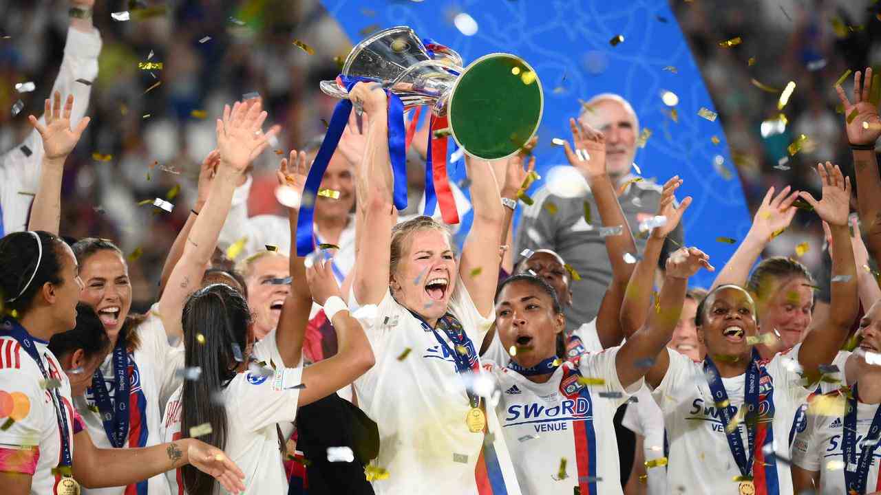 Ada Hegerberg mit der Champions-League-Trophäe in ihren Händen.