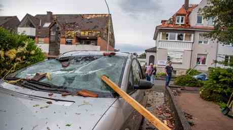 Tornado fegt durch europaeische Stadt VIDEOS — World