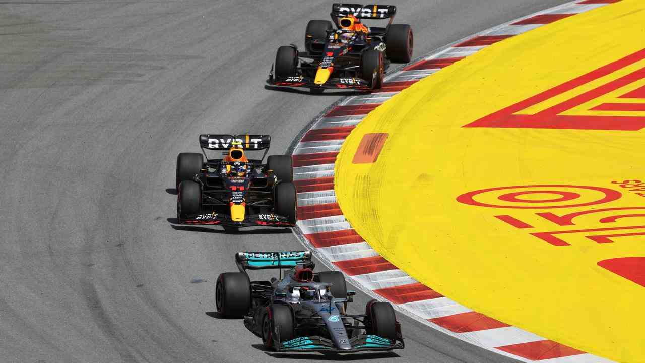 Verstappen und Pérez stecken hinter Russell fest