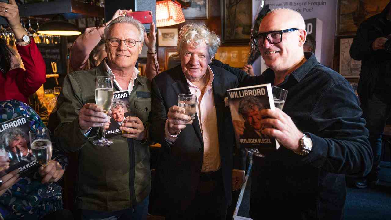 Willibrord Frequin mit Fons de Poel und René van der Gijp während der Buchpräsentation von Verlegen vlegel.