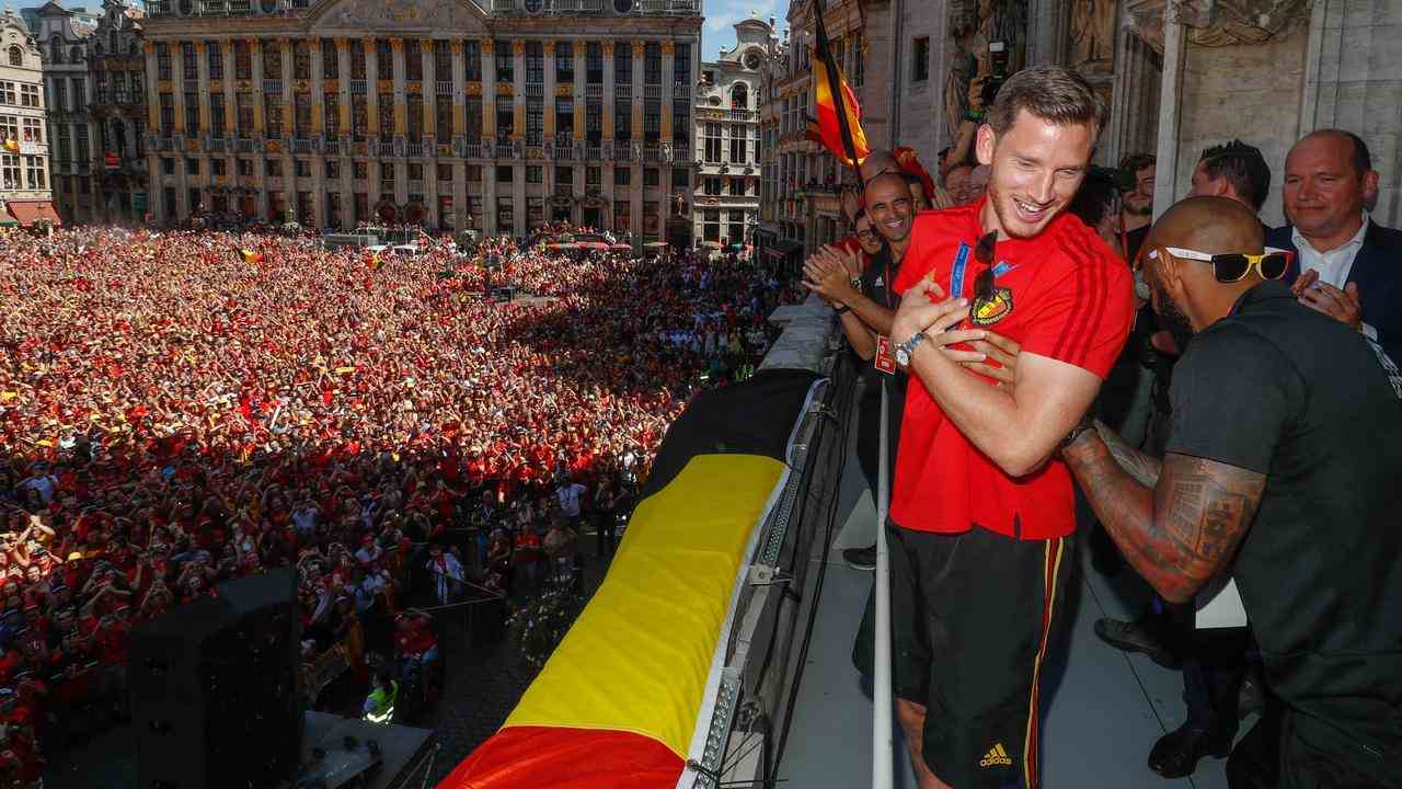 Jan Vertonghen bei der Siegerehrung des belgischen Teams in Brüssel nach WM-Bronze 2018.