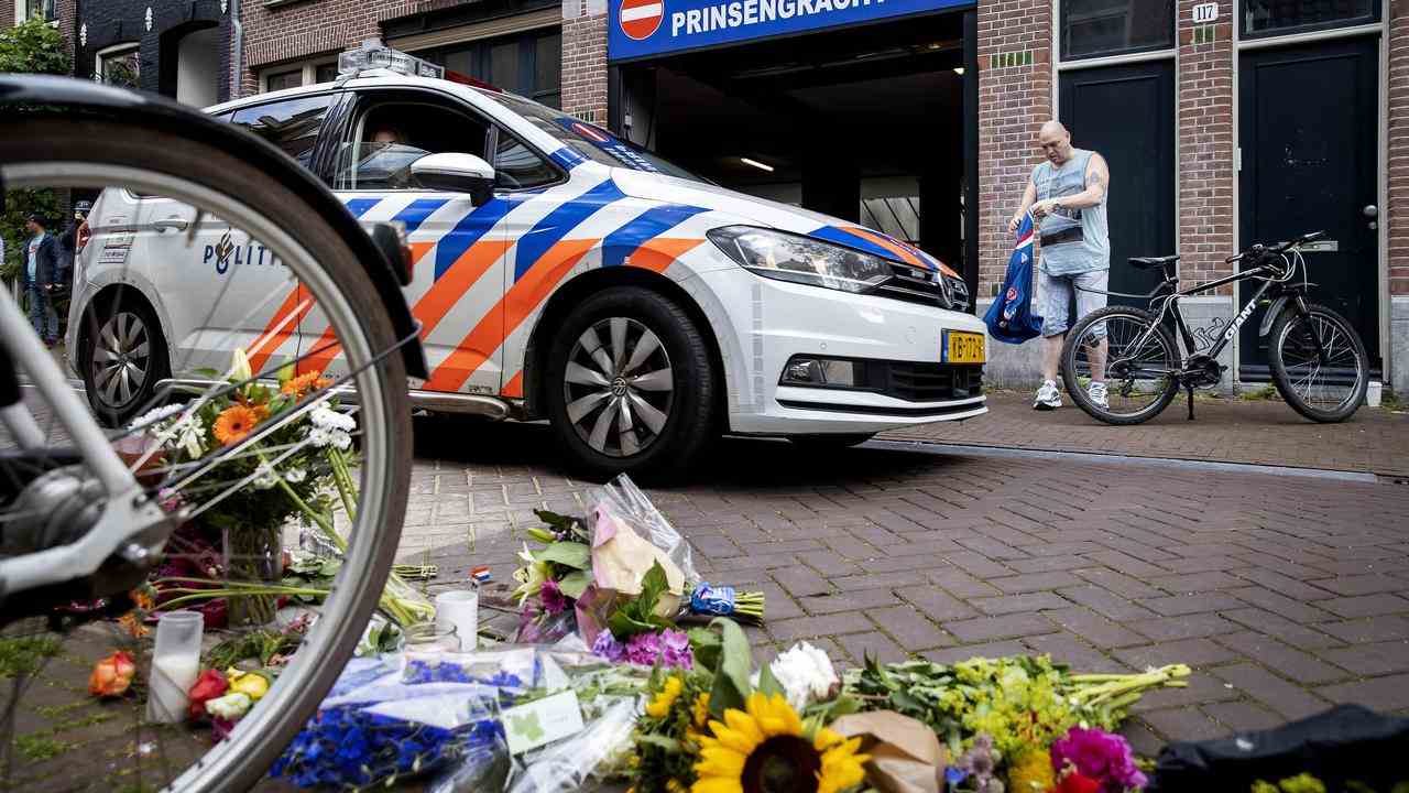 Blumen erinnern an den Ort, an dem De Vries erschossen wurde