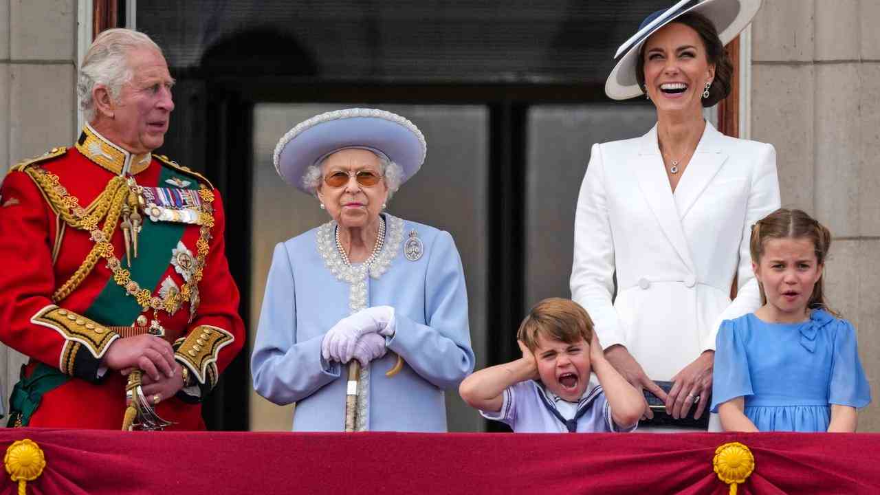 Auch Prinz Louis war wenige Tage zuvor bei einer Balkonszene nicht in bester Stimmung.