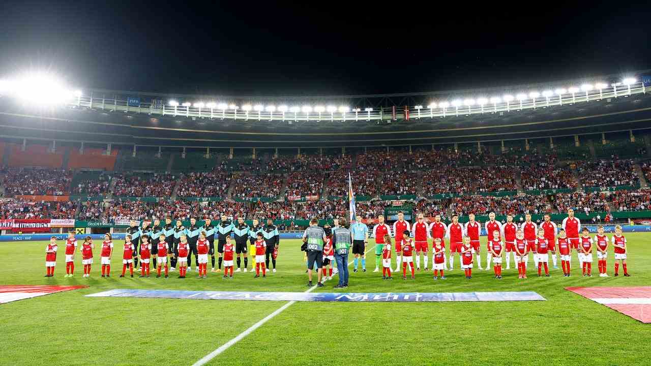 Gegen 21.50 Uhr gingen alle Lichter im Stadion wieder an, sodass das Spiel um 22.15 Uhr beginnen konnte.