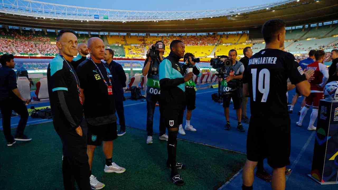 Die österreichischen Spieler stoppten ihr Aufwärmen und warteten auf eine Lösung.