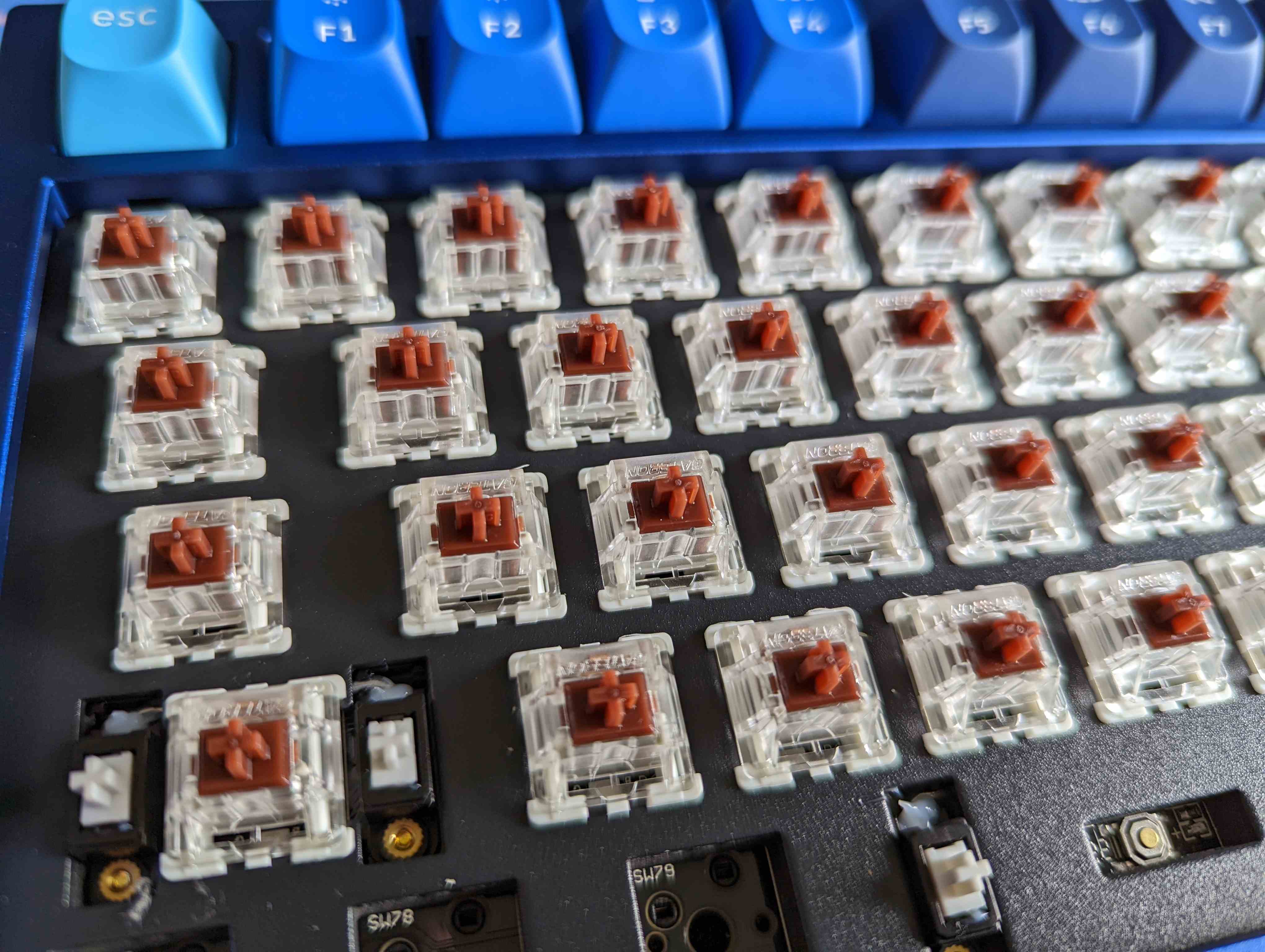 eine Nahaufnahme der mechanischen Q3-Tastatur von Keychrone ohne Tastenkappen