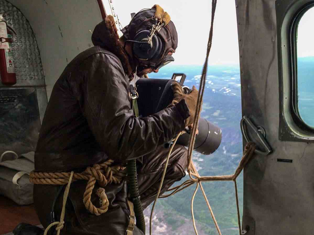 Durch die offene Tür eines Flugzeugs nahm Brad Washburn ikonische Bilder auf und nahm an den ersten Erkundungen in Alaska teil, damals unbekanntes Territorium.