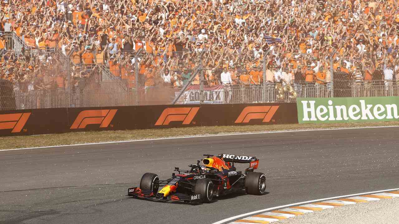 Niederländische Fans können Max Verstappen noch mindestens zwei Jahre in Zandvoort anfeuern.