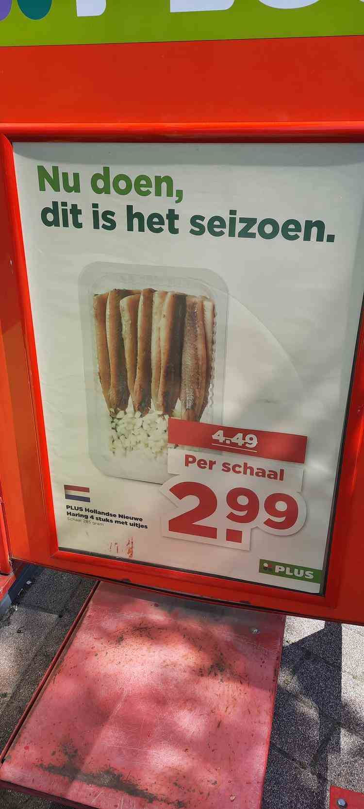 reclamezuil bij Plus voor haring