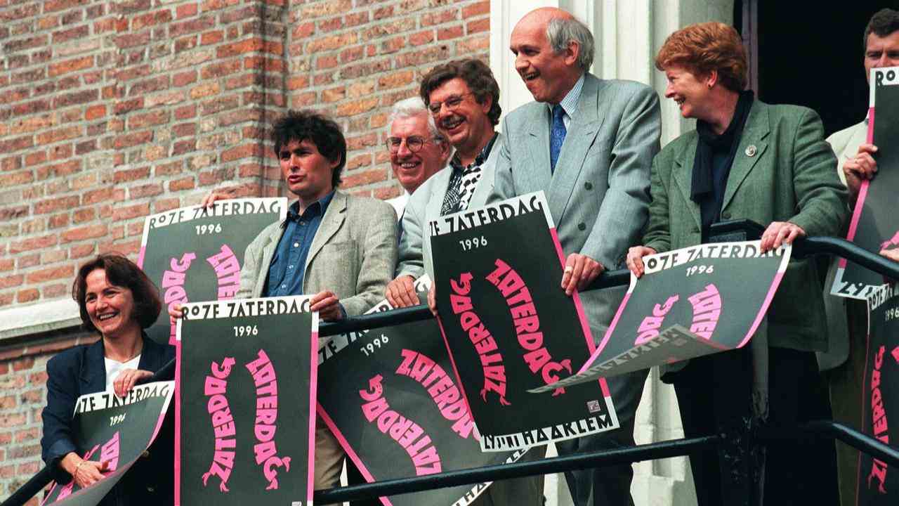 Der Bürgermeister und die Stadträte von Haarlem posieren 1996 mit dem Plakat für den Rosa Samstag.