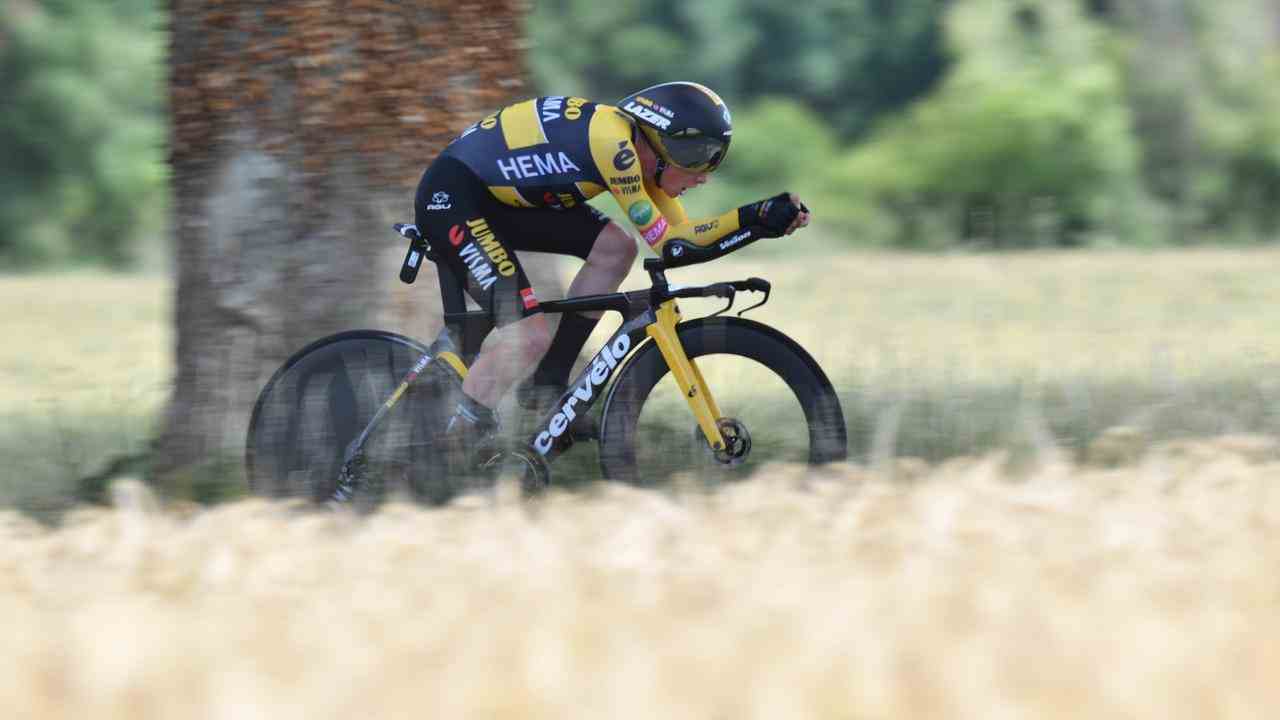 Jonas Vingegaard in Aktion während eines Zeitfahrens im Critérium du Dauphiné.