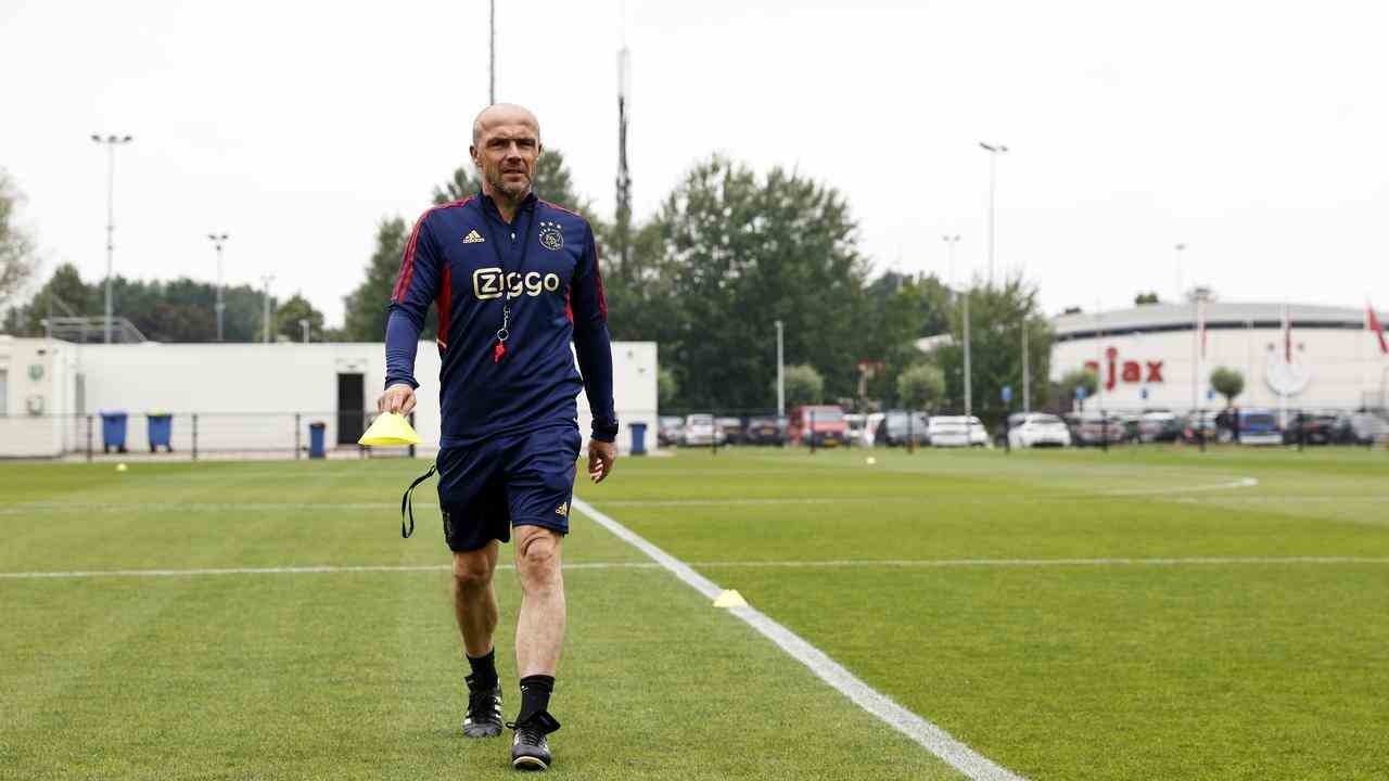 Alfred Schreuder wird am 30. Juli offiziell sein Debüt als Cheftrainer von Ajax geben.  Dann spielt das Team aus Amsterdam im Kampf um die Johan-Cruijff-Skala gegen den PSV.