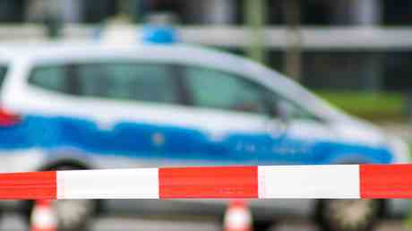 Auto faehrt in Berlin in Menschenmenge — World