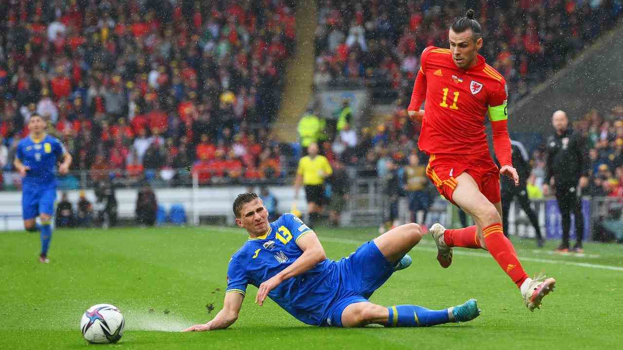 Wales-Kapitän Gareth Bale im Duell mit Ilya Zabarnyi.