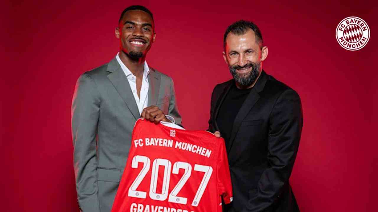 Ryan Gravenberch posiert stolz mit dem Bayern-Trikot.