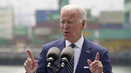 Biden versucht Putin fuer die Inflation verantwortlich zu machen —