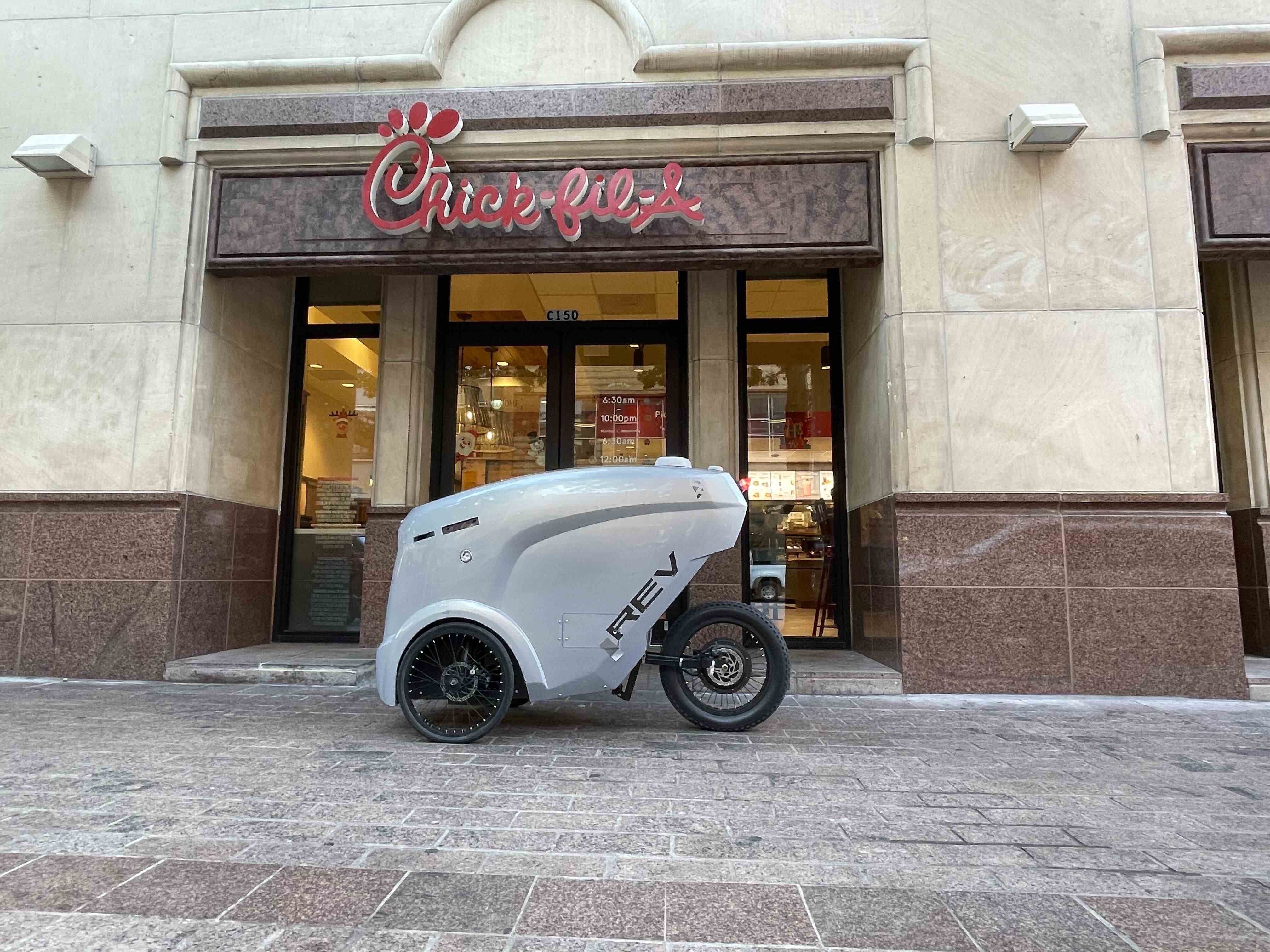 Refraktions-KI-Lieferroboter vor Chick-fil-A in Austin